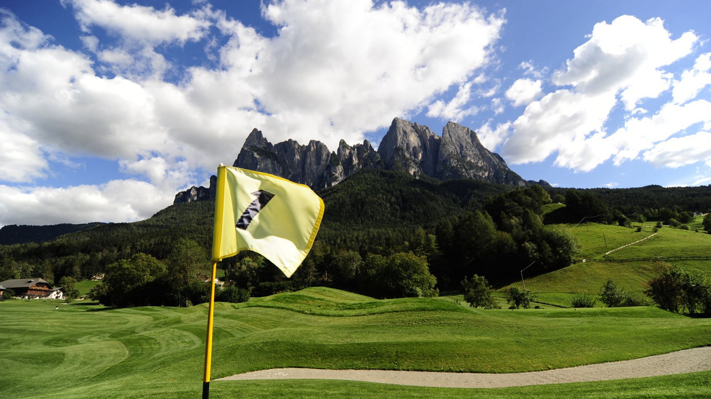 Golfplatz in Südtirol mit Blick auf die Dolomiten