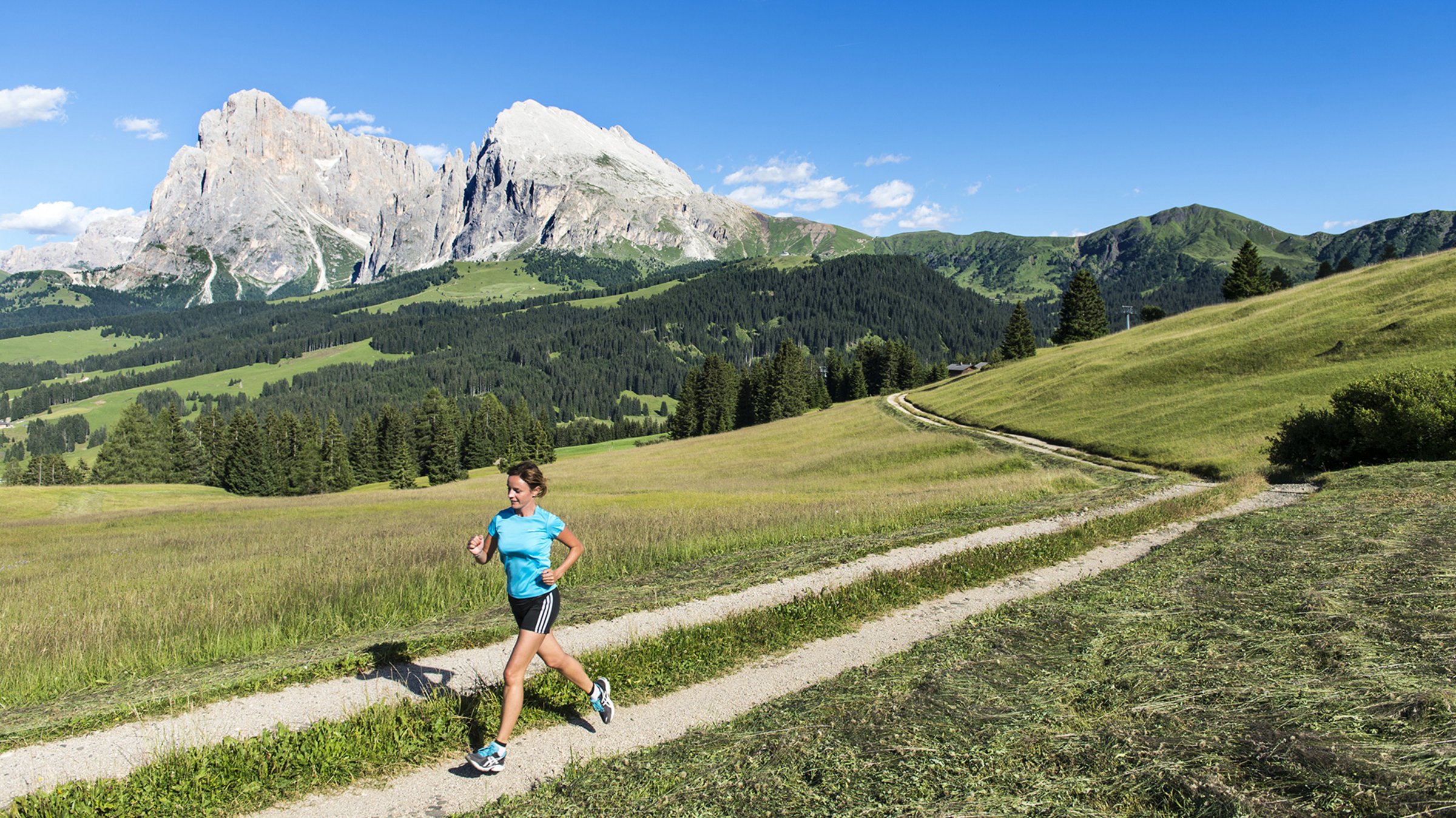 Läuferin joggt in den Dolomiten
