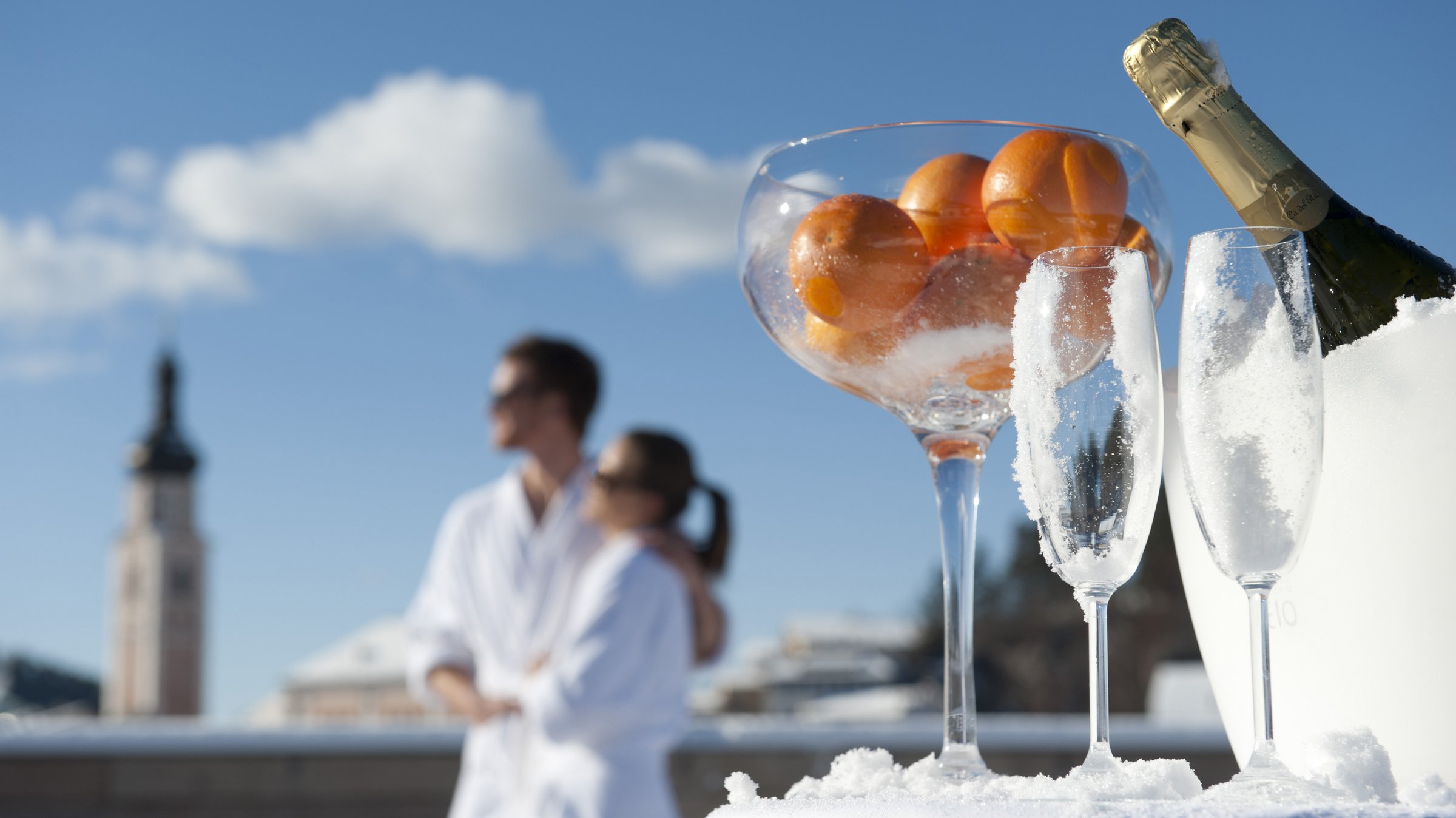 Paar auf der Dachterasse mit Sekt und Obst im Hotel ABINEA in den Flitterwochen