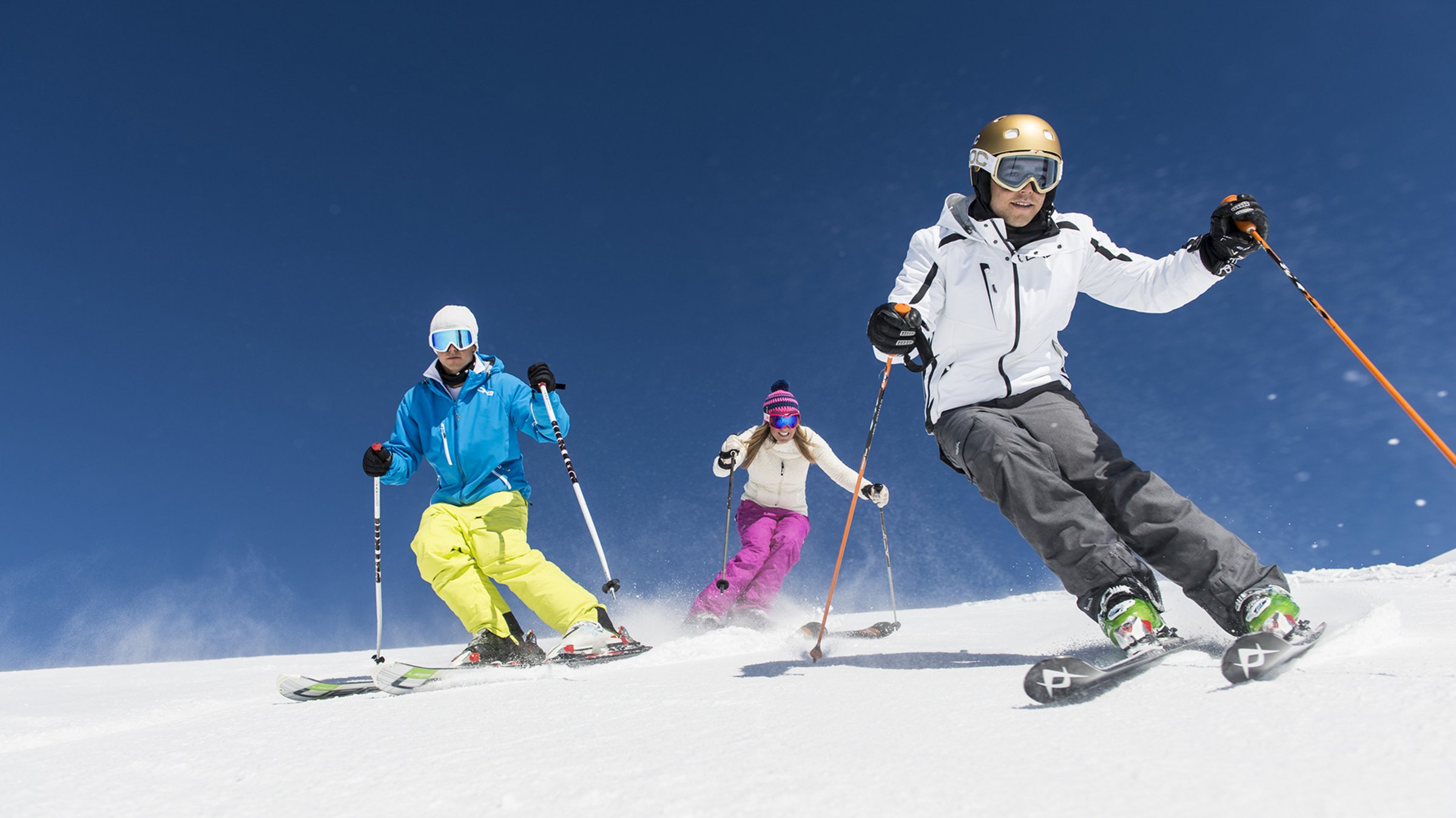drei Skifahrer bei Ski Abfahrt