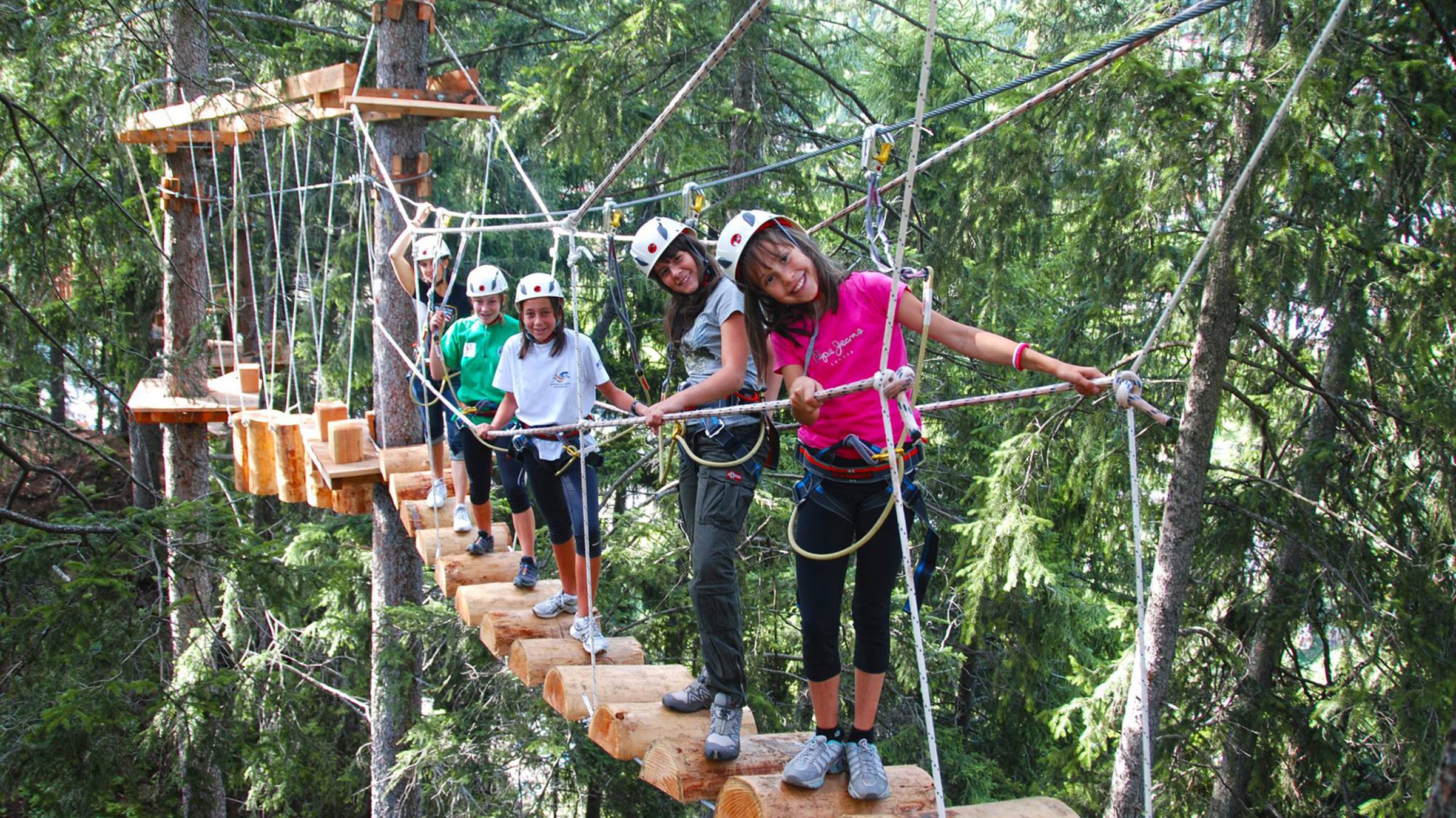 Kinder auf einer Brücke im Hochseilgarten in Südtirol